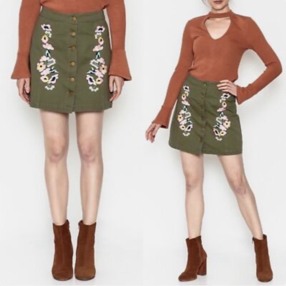 Cute Nectar Floral Embroidered Green Mini Skirt NWT small.